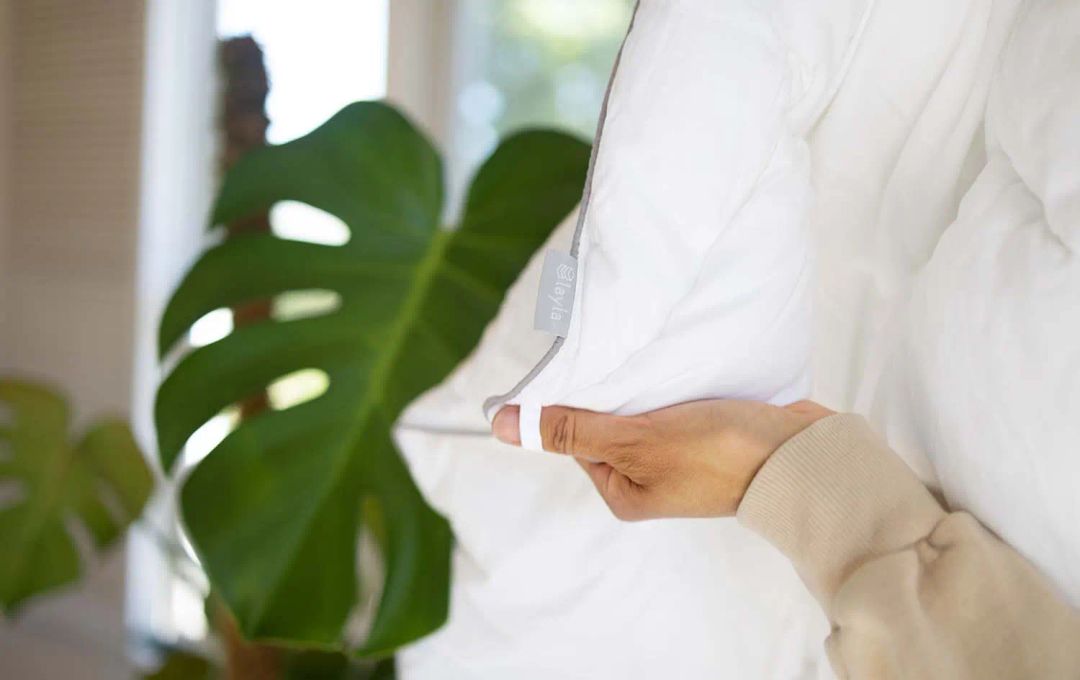 How to Put a Comforter in a Duvet Cover: The Easiest Methods