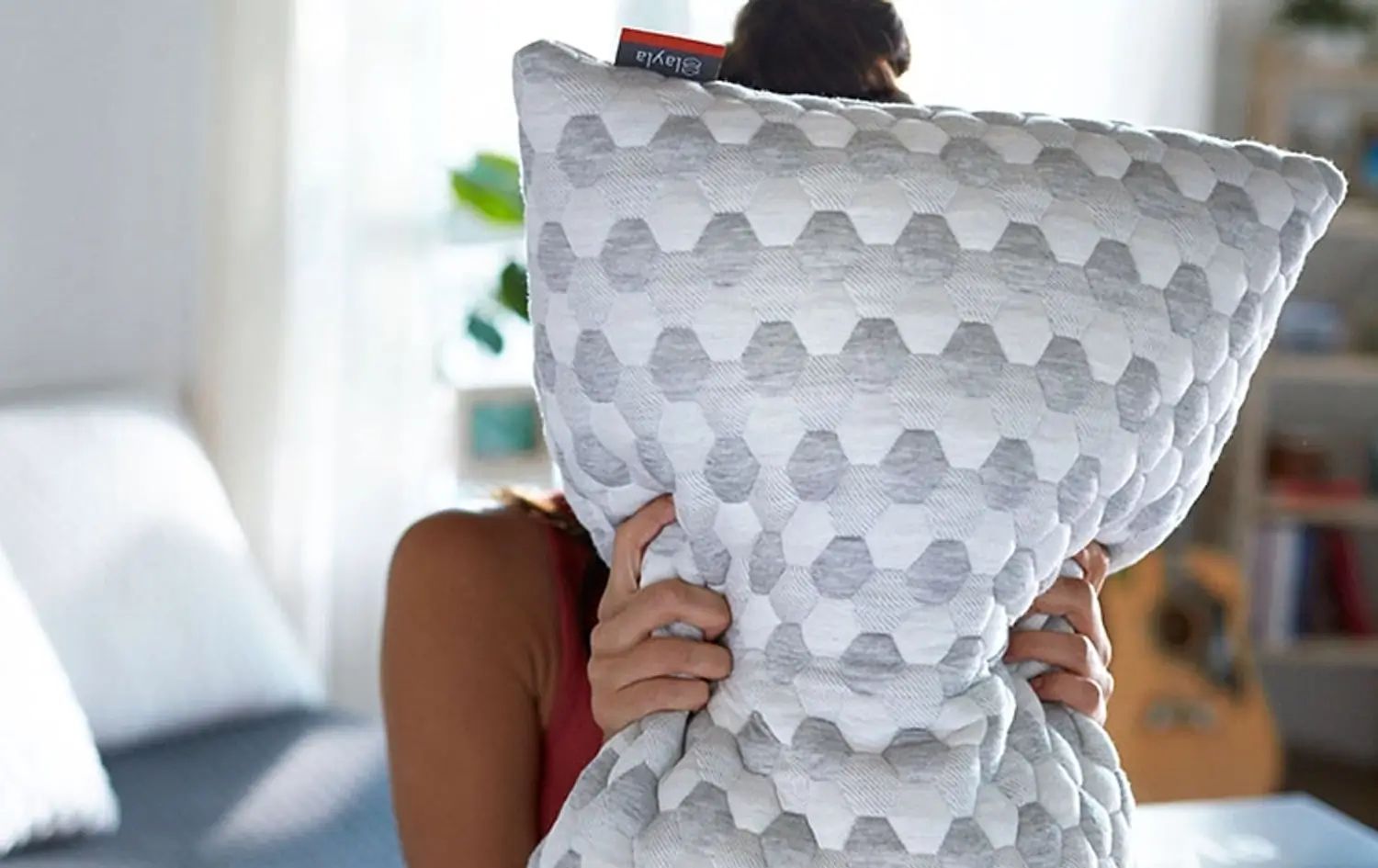 How to Fluff a Pillow: Easy Ways to Make Your Bedding Comfy Again